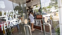 SPBU BP-AKR ini tidak hanya menyediakan bahan bakar namun juga dilengkapi dengan layanan dan fasilitas yang lengkap serta nyaman seperti mini market, kedai kopi, gerai makanan cepat saji, tempat pengisian air dan angin, mushola dan toilet yang bersih, hingga ATM dan lokasi parkir yang luas.  