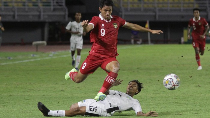 Pemain tim U-20 Indonesia Hokky Caraka Brilliant (atas) melewati hadangan pemain tim U-20 Timor-Leste Willian Quintas Vong saat pertandingan kualifikasi Piala Asia U-20 2023 Grup F di Stadion Gelora Bung Tomo, Surabaya, Jawa Timur, Rabu (14/9/2022). ANTARA FOTO/Moch Asim/foc.