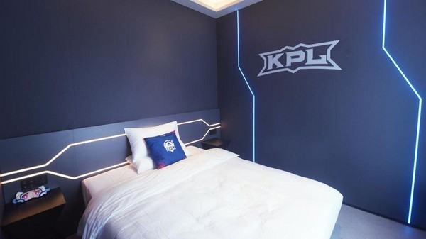 Salah satu kamar hotel, desainnya gamer banget. Hotel bertema e-Sports ini dibangun oleh Tencent, sebuah perusahaan perkasa di bisnis game yang bekerja sama dengan Ouyu Technology. Â Salah satu kamar hotel, desainnya gamer banget. Hotel bertema e-Sports ini dibangun oleh Tencent, sebuah perusahaan perkasa di bisnis game yang bekerja sama dengan Ouyu Technology. Â