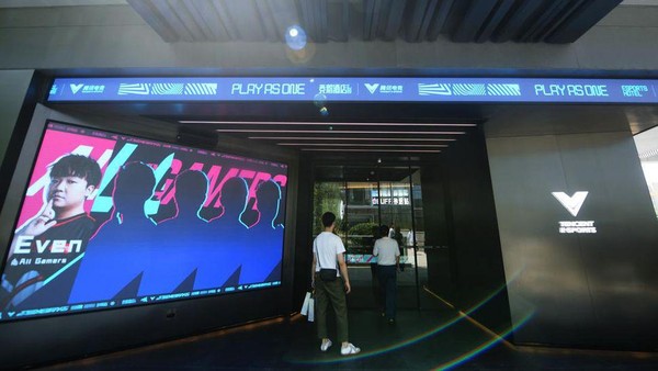 Lobi hotel sudah keliatan berkonsep gaming. Selain itu hotel canggih ini juga dilengkapi sejumlah fasilitas yang bisa membuat para gamer betah menginap. Â Lobi hotel sudah keliatan berkonsep gaming. Selain itu hotel canggih ini juga dilengkapi sejumlah fasilitas yang bisa membuat para gamer betah menginap. Â