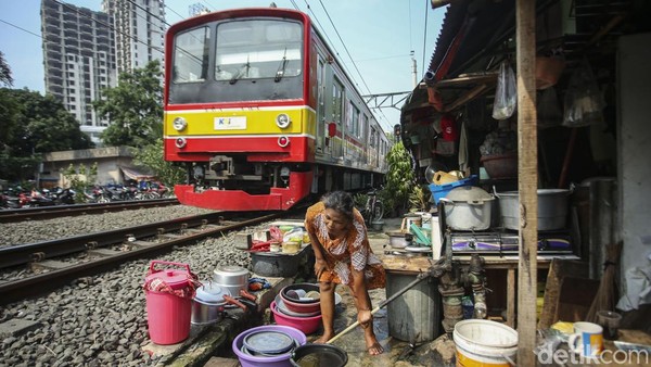 Menengok Keseharian Warga Miskin di Pinggir Rel Usai Harga BBM Naik