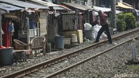 Bangunan semi permanen ini penuh sesak di bantaran rel kereta api. 