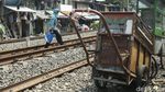 Menengok Keseharian Warga Miskin di Pinggir Rel Usai Harga BBM Naik