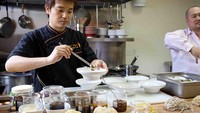 Tur ke pabrik Sun Noodle di New Jersey, bisa belajar langsung cara membuat mie ramen yang enak. Di sini pengunjung juga bisa belajar membuat kuah kaldu untuk ramen yang tepat. Foto: Pool/Site