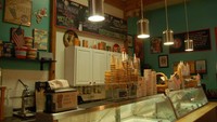 Pabrik The Great American Popcorn berdiri di Illinois dan memiliki lebih dari 150 rasa popcorn. Dengan pabrik yang vintage, acara jalan-jalan jadi semakin seru. Foto: Pool/Site