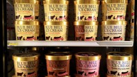 Pabrik es krim Blue Bell Creameries letaknya di Brenham. Jika ikut tur di sini, bisa mencicipi berbagai macam rasa es krim sambil melihat pembuatan es krim ini secara langsung. Foto: Pool/Site