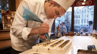 Berkunjung ke pabrik Chocolaterie Duval di Belgia, jadi pengalaman seru bagi para penggemar cokelat. Tur ini dibuka untuk umum, dan bisa sekaligus belajar buat cokelat. Foto: Pool/Site