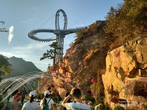 Menguji Nyali di Jembatan Kaca Raksasa China, Si Pintu Surga