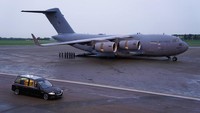 Jenazah Ratu Elizabeth diterbangkan ke London menggunakan pesawat Royal Air Force (RAF) C-17. (Ben Stansall/AP Photo).