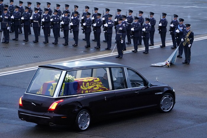 Mobil yang membawa jenazah Ratu Elizabeth II tiba di Istana Buckingham, Selasa (13/9) waktu setempat. Kedatangan jenazah Ratu Elizabeth II disambut ribuan warga.