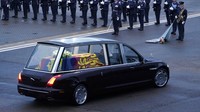 Jenazah Ratu Elizabeth II langsung dibawa ke Istana Buckingham. (Andrew Matthews/Pool via AP).