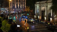 Pelayat menyambut kedatangan jenazah ratu yang meninggal pada usia 96 tahun itu di Istana Buckingham. (AP Photo/Felipe Dana).