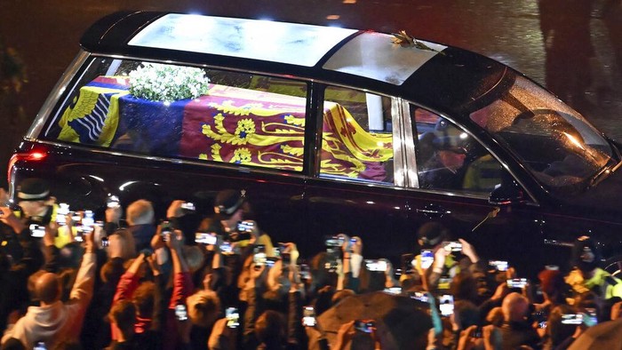 Mobil yang membawa jenazah Ratu Elizabeth II tiba di Istana Buckingham, Selasa (13/9) waktu setempat. Kedatangan jenazah Ratu Elizabeth II disambut ribuan warga.