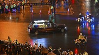 Mobil jenazah memasuki kawasan Istana Buckingham. Diketahui, Ratu Elizabeth II meninggal dunia di Kastil Balmoral, Aberdeenshire, Skotlandia. (Marco Bertorello/Pool via AP).