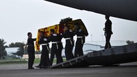 Jenazah Ratu Elizabeth II tiba di RAF Northolt, London, Inggris, Selasa ((13/9/2022).