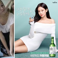 Jennie yang eksis sejak SMP berfoto dengan teman-temannya memakai sleeveless dress putih di kaca toilet sekolah. Beranjak dewasa dia memakai dress putih dalam iklan soju Chumchurum. Wajahnya ada di setiap restoran yang menjual soju. Foto: Twitter, dok. Chumchurum