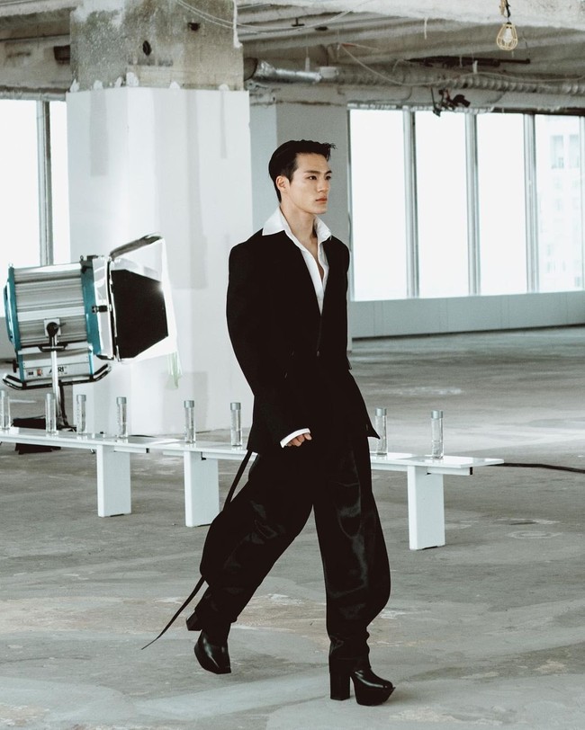 Visual grup NCT Dream itu menjadi salah satu model yang menampilkan koleksi Spring/Summer 2023 rancangan Peter Do. Jeno bahkan ditempatkan di barisan pertama meskipun baru memulai debutnya. Foto: Instagram