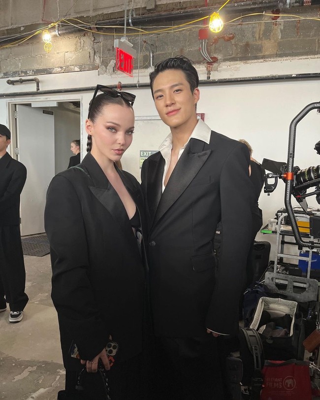 Setelah memulai debutnya sebagai model, Jeno NCT membagikan foto-fotonya memakai setelan jas rancangan Peter Do. Namun penggemar justru salah fokus dengan fotonya bersama Dove Cameron, wanita pertama yang muncul di postingan Instagram pemilik akun @leejen_o_423 itu. Foto: Instagram