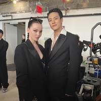 Setelah memulai debutnya sebagai model, Jeno NCT membagikan foto-fotonya memakai setelan jas rancangan Peter Do. Namun penggemar justru salah fokus dengan fotonya bersama Dove Cameron, wanita pertama yang muncul di postingan Instagram pemilik akun @leejen_o_423 itu. Foto: Instagram