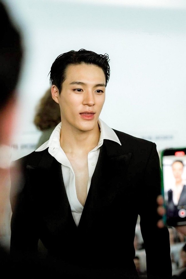 Jeno NCT dinilai memiliki proporsi tubuh yang ideal sebagai model. Dia memiliki tinggi badan 181,5 cm dengan berat badan 62 kg. Penggemar pun terpesona dengan gaya rambut barunya yang disisir ke belakang. Foto: Instagram