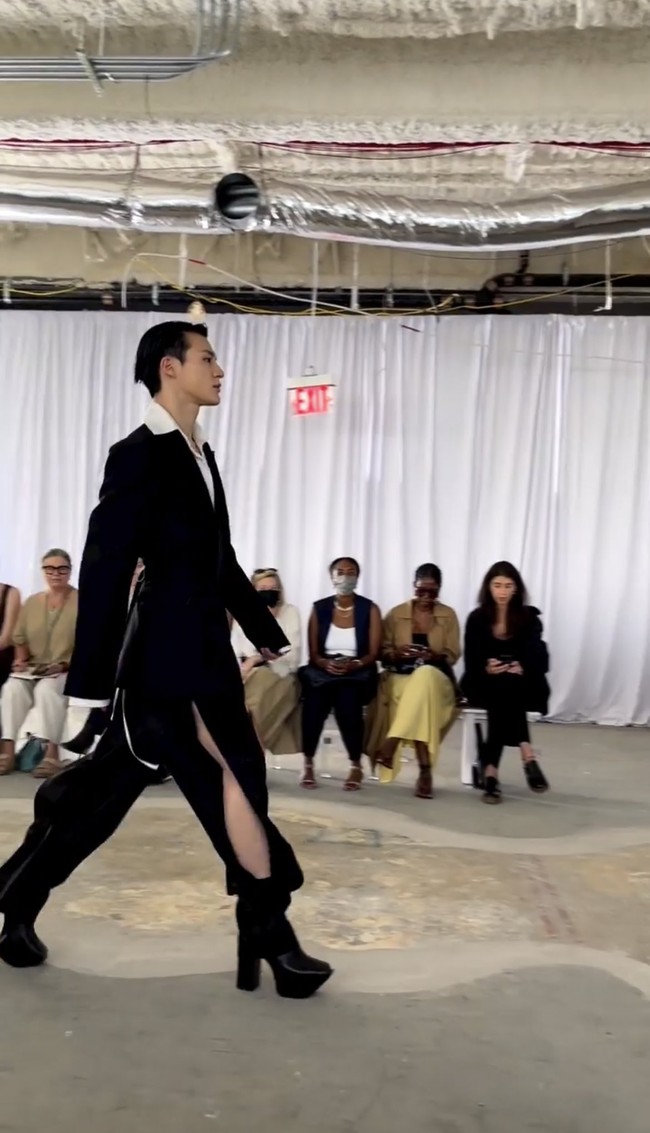 Foto lain menampilkan Jeno NCT saat berlenggak di atas catwalk memakai sepatu berhak warna hitam. Aksinya pun menuai pujian netizen Korea karena tidak terlihat canggung maupun demam panggung. Foto: Instagram