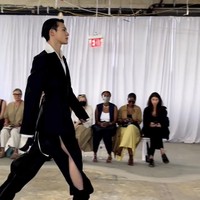 Foto lain menampilkan Jeno NCT saat berlenggak di atas catwalk memakai sepatu berhak warna hitam. Aksinya pun menuai pujian netizen Korea karena tidak terlihat canggung maupun demam panggung. Foto: Instagram