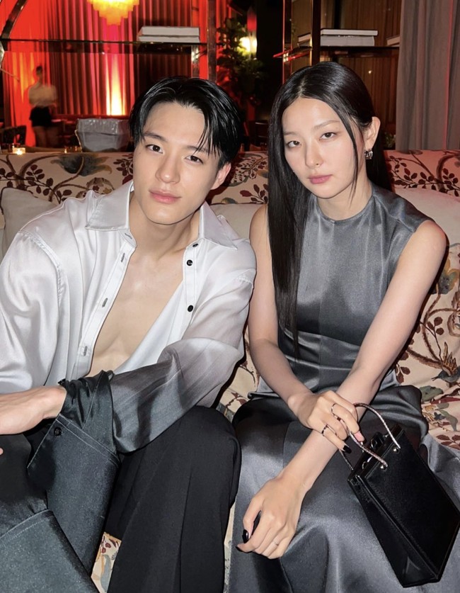 Sebelum menutup hari, Jeno NCT menghadiri acara after party bersama Seulgi Red Velvet yang menjadi tamu spesial dan menyaksikan debutnya sebagai model. Lagi-lagi penggemar dibuat meleleh karena penampilannya memakai kemeja putih yang tidak dikancingkan dan mengekspos dadanya. Foto: Instagram