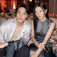 Sebelum menutup hari, Jeno NCT menghadiri acara after party bersama Seulgi Red Velvet yang menjadi tamu spesial dan menyaksikan debutnya sebagai model. Lagi-lagi penggemar dibuat meleleh karena penampilannya memakai kemeja putih yang tidak dikancingkan dan mengekspos dadanya. Foto: Instagram