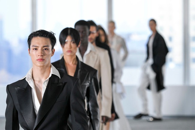 “Dia benar-benar cocok jadi model,” “Selamat Jeno,” “Jeno benar-benar gila,” “Pangeran Jeno,” “Setinggi apa dia,” “Jadi otot punggung bisa terlihat seperti ini,” komentar sejumlah netizen Korea yang memuji debut Jeno NCT sebagai model. Foto: Instagram