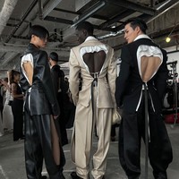 Setelah pamer dada di rangkaian acara New York Fashion Week 2022, Vogue World, Jeno NCT bikin penggemar heboh karena memakai setelan jas yang memiliki aksen cut-out dan mengekspos punggungnya. Foto: Instagram