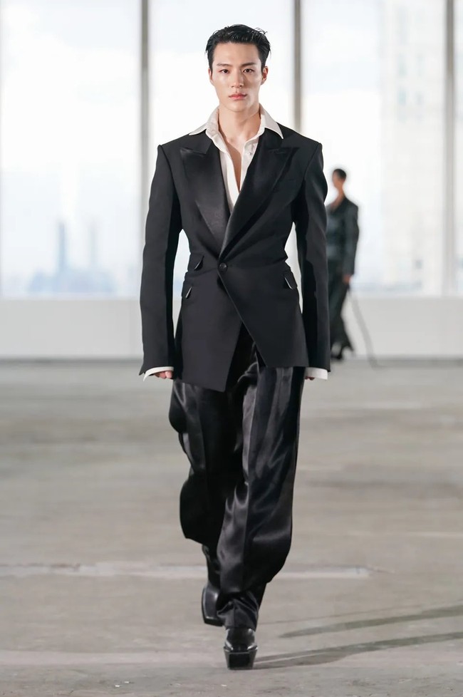 Jeno NCT resmi memulai debutnya sebagai model di New York Fashion Week 2022. Dia menjadi idol KPop pertama yang membuka acara peragaan busana tersebut pada Selasa (14/9/2022) waktu setempat. Foto: Instagram