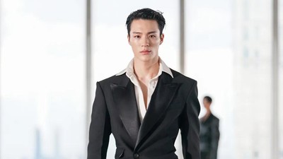 8 Foto Ganteng Jeno NCT Jadi Model Runway, Debut di New York Fashion Week