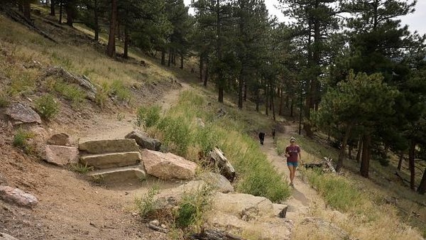 Warga melakukan trail running menyusuri 470 anak tangga dari batu yang dibangun untuk jalan setapak.