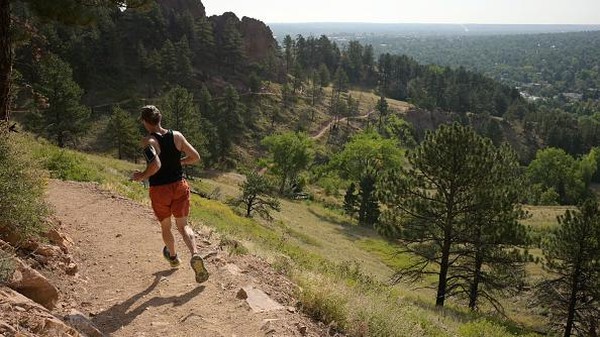 Seorang pengunjung berlari di jalur lingkar Anemone di Boulder, Colorado, Selasa (13/9/2022) waktu setempat.  
