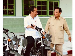 Prabowo Unggah Foto Dampingi Jokowi Saat Duduk di Motor di Kodim Tual