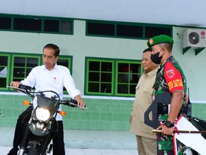 Jokowi Tinjau Penyerahan Motor di Kodim Tual, Prabowo Banggakan Produk Lokal