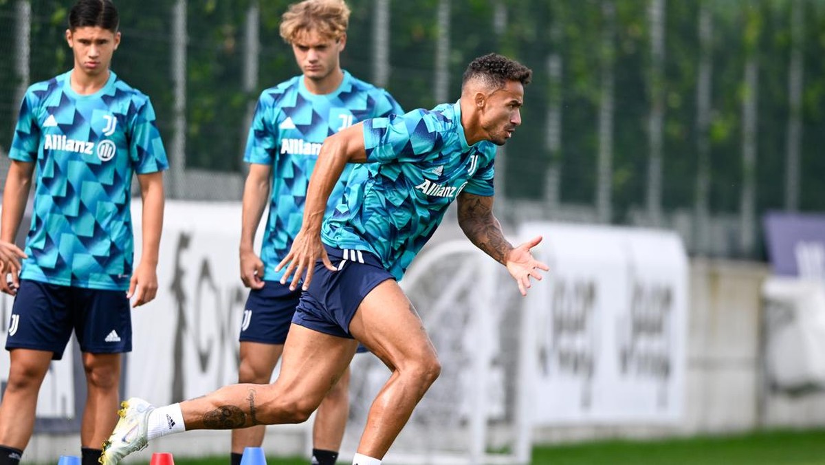Danilo berlatih bersama tim jelang Juventus vs Benfica. (Foto: Juventus FC via Getty Images/Daniele Badolato - Juventus FC)