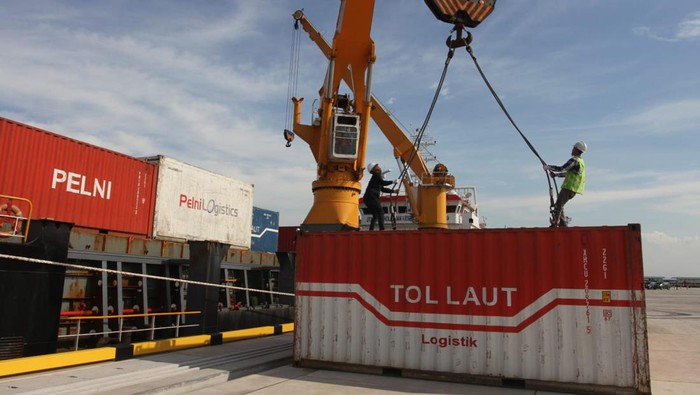 Kapal Tol Laut Pelni Angkut Muatan Perdana di Pelabuhan Patimban PT Pelayaran Nasional Indonesia atau PT Pelni (Persero) mengangkut muatan perdana dari Pelabuhan Patimban, Subang, Jawa Barat, Rabu (14/9). KM Logistik Nusantara 4 milik Pelni itu mengangkut muatan semen dari Patimban untuk diturunkan di Kijang, Kepulauan Riau.