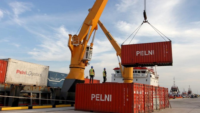 Kapal Tol Laut Pelni Angkut Muatan Perdana di Pelabuhan Patimban PT Pelayaran Nasional Indonesia atau PT Pelni (Persero) mengangkut muatan perdana dari Pelabuhan Patimban, Subang, Jawa Barat, Rabu (14/9). KM Logistik Nusantara 4 milik Pelni itu mengangkut muatan semen dari Patimban untuk diturunkan di Kijang, Kepulauan Riau.