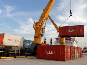 20 Kontainer Minyak Goreng BUMN Pangan DIkirim ke Morotai Via Tol Laut