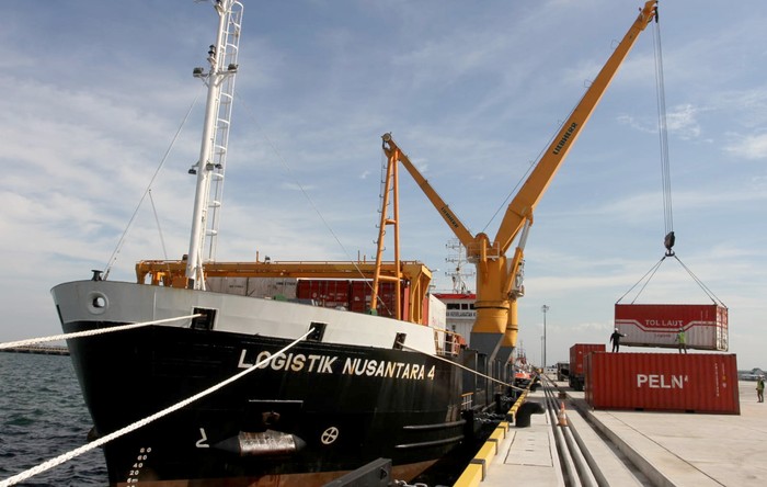 PT Pelayaran Nasional Indonesia atau PT Pelni (Persero) mengangkut muatan perdana dari Pelabuhan Patimban, Subang, Jawa Barat, Rabu (14/9). KM Logistik Nusantara 4 milik Pelni itu mengangkut muatan semen dari Patimban untuk diturunkan di Kijang, Kepulauan Riau.