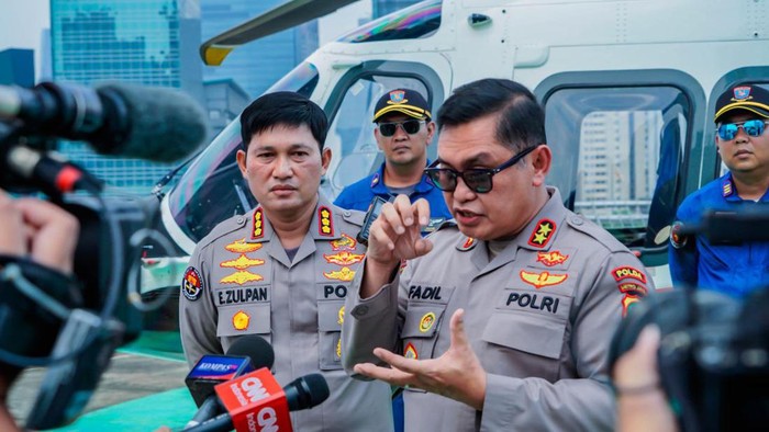 Kapolda Metro Jaya Irjen Fadil Imran patroli udara untuk memantau demo BBM di Jakarta dan sekitarnya.