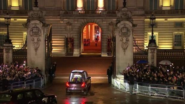 Kedatangan mobil jenazah Ratu Elizabeth II di Istana Buckingham