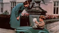 Foto Ratu Elizabeth II saat menemani Pangeran Charles bermain mobil mainannya di Balmoral, 28 September 1952. (Lisa Sheridan/Studio Lisa/Hulton Archive/Getty Images)