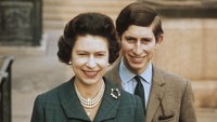 Foto Ratu Elizabeth II dengan Pangeran Charles di Kastil Windsor, April 1969. (Fox Photos/Hulton Archive/Getty Images)