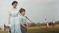 Foto Ratu Elizabeth II dengan Pangeran Charles di Windsor Great Park, di pertandingan polo, tahun 1956. (Hulton Archive/Getty Images)