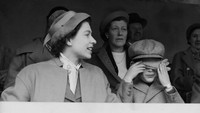 Foto saat Ratu Elizabeth II dan Pangeran Charles, menghadiri European Horse Trials di Windsor Great Park, 17 Mei 1955. Terlihat Pangeran Charles menutupi mata dengan sarung tangannya. (Meager/Fox Photos/Hulton Archive/Getty Images)