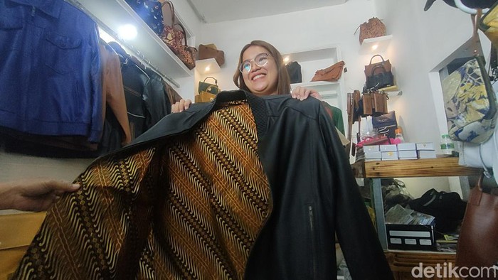 Kerajinan kulit di Garut.