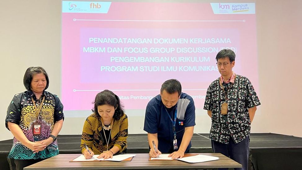 Universitas Pembangunan Jaya dengan pelaku industri.