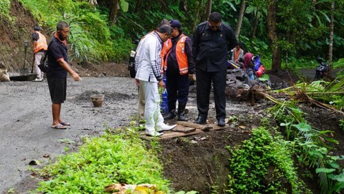 Ketua DPRD Kabupaten Karangasem I Wayan Suastika saat memantau proyek jalan penghubung antara Kecamatan Selat-Manggis